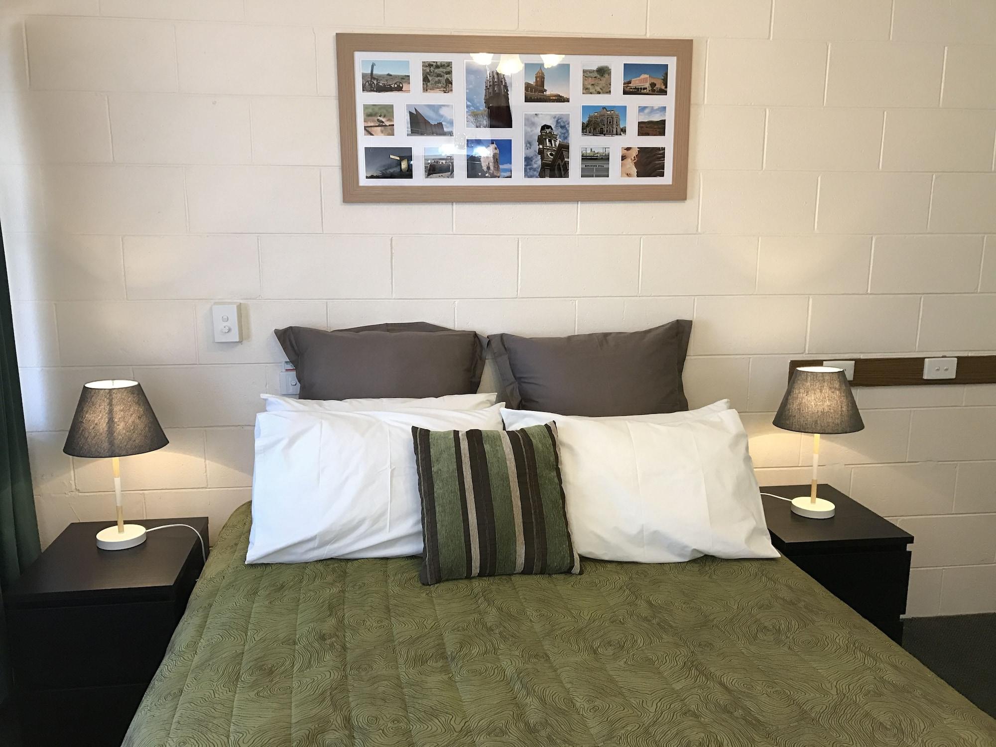 The Lodge Outback Motel Броукън Хил Екстериор снимка