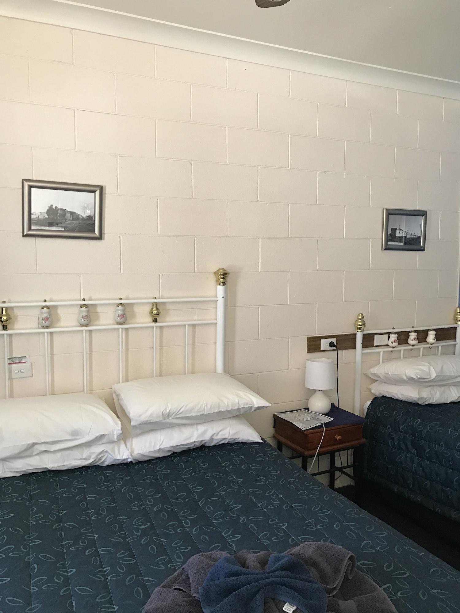 The Lodge Outback Motel Броукън Хил Екстериор снимка