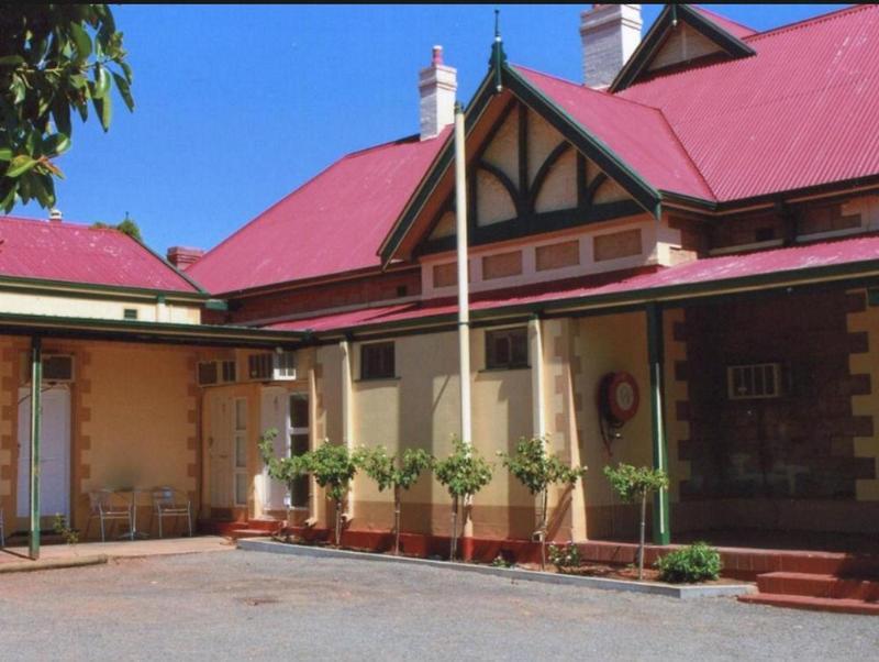 The Lodge Outback Motel Броукън Хил Екстериор снимка