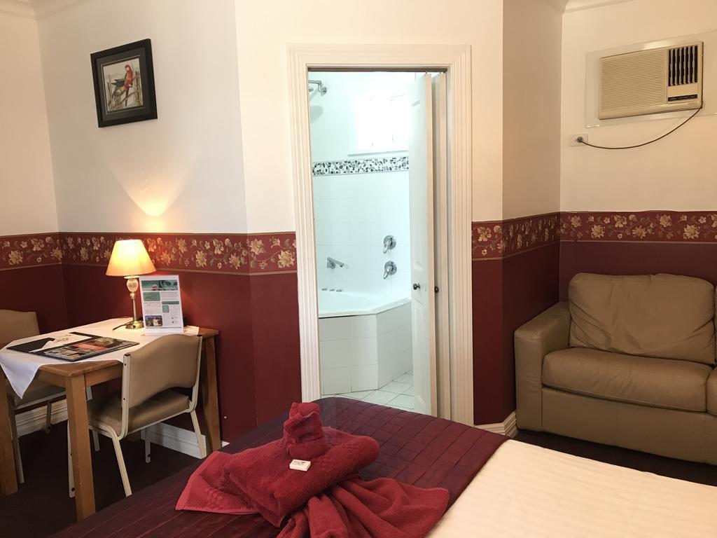 The Lodge Outback Motel Броукън Хил Екстериор снимка