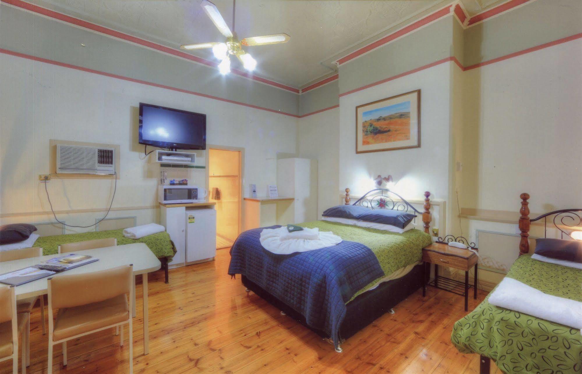 The Lodge Outback Motel Броукън Хил Екстериор снимка