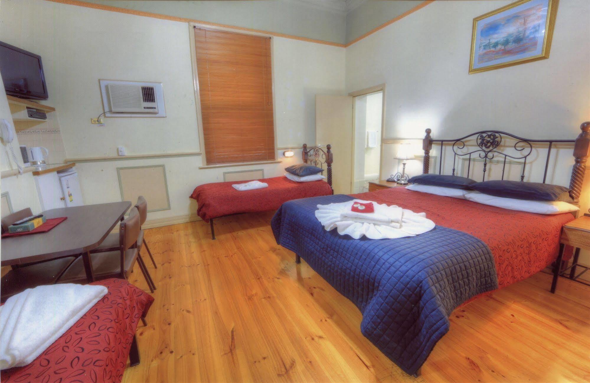 The Lodge Outback Motel Броукън Хил Екстериор снимка